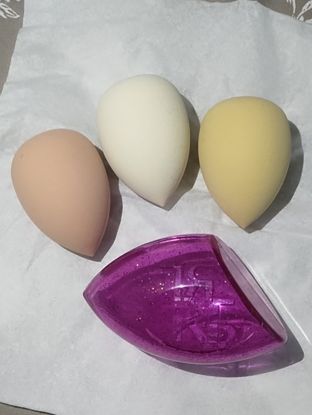 Makeup Sponge Set with Glitter Pink Holder - Beige, White, Yellow